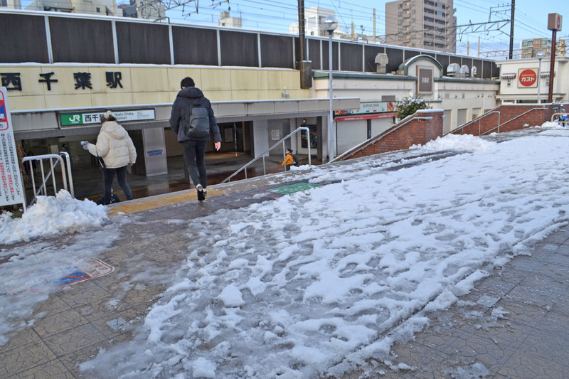 雪が積もったJR西千葉駅前=11日午前8時15分ごろ、千葉市中央区