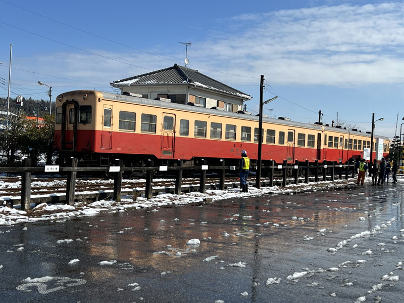 脱線した小湊鉄道の車両=11日午前10時45分ごろ、市原市