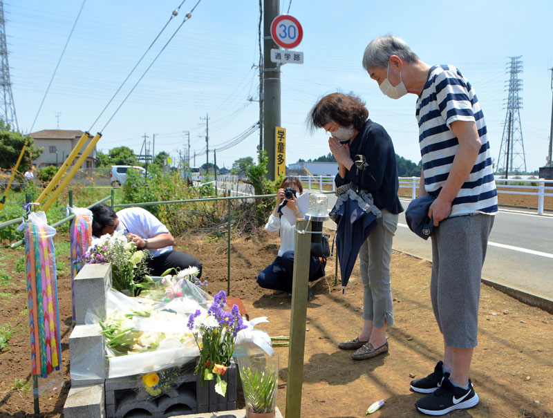 発生から１年を迎えた八街市の事故現場には、多くの人が献花に訪れた＝２８日午前１１時５０分ごろ、八街市