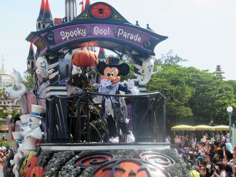 ハロウィーン・イベントのパレードで手を振るミッキーマウス=14日午前、東京ディズニーランド