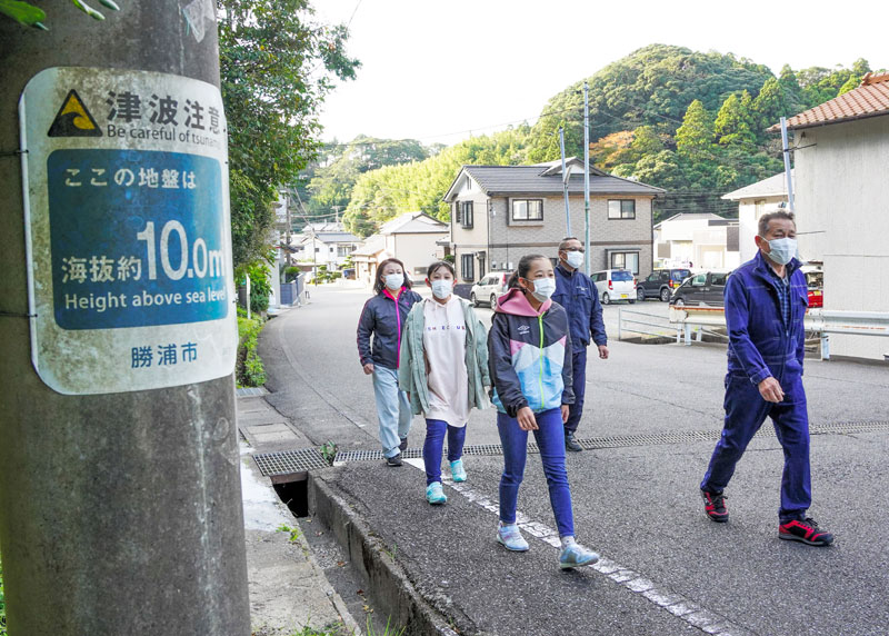 津波避難訓練で高台へ向かう住民=30日、勝浦市新官