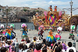 ガイコツのキャラクターが踊りだす東京ディズニーシーのショー