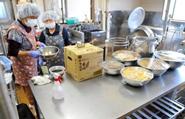 オープンに向け、さくらの郷の加工場では食材の準備が進んでいる=10日、長柄町