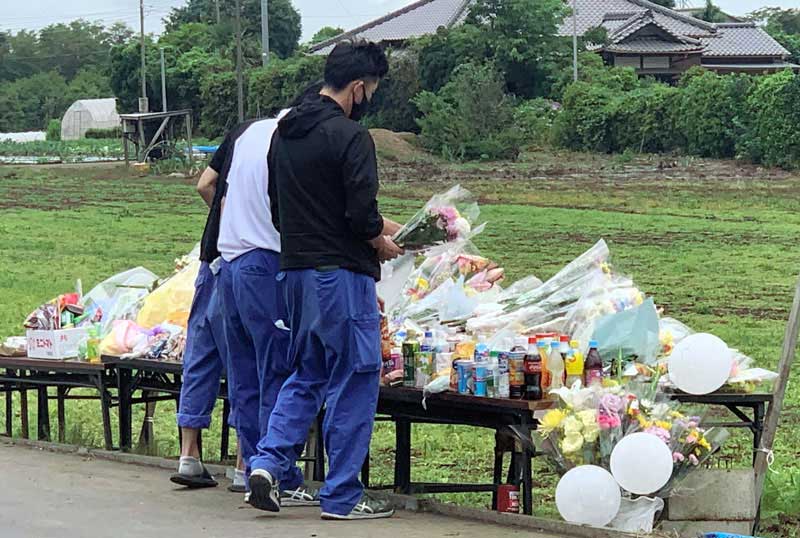 児童５人が死傷した事故で運転手の容疑者が送検された３０日も現場では献花に訪れる人が絶えなかった＝午後０時半ごろ、八街市