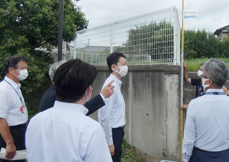 2019年秋の一宮川氾濫による浸水被害の高さを確認する熊谷知事(右)=24日、茂原市