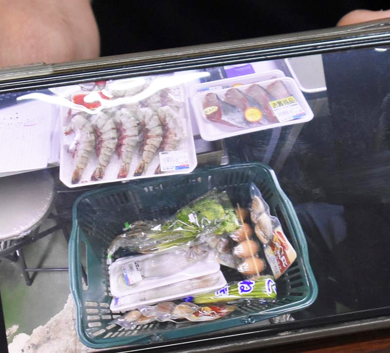 万引犯が店外に持ち出した商品。ハマグリなど高級食材も多い