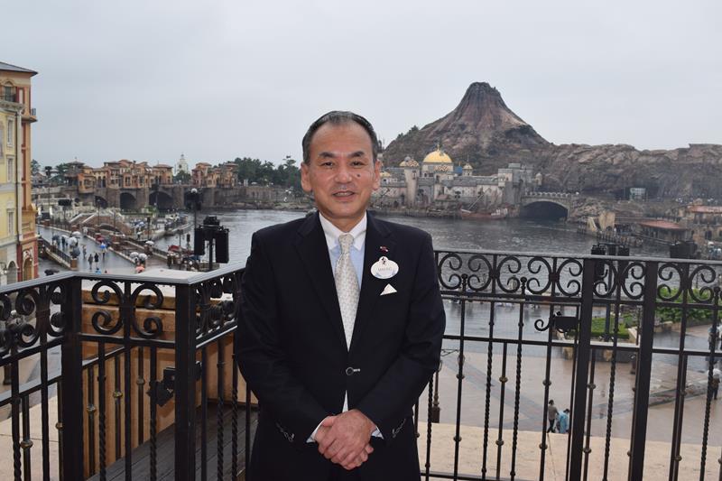 東京ディズニーシーの美しい景観を一望できる客室のバルコニーに立つ牧野総支配人=浦安市のホテルミラコスタ