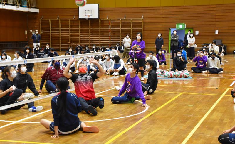 ミニゲームで生徒にパスを出す加藤選手＝南房総市の安房拓心高