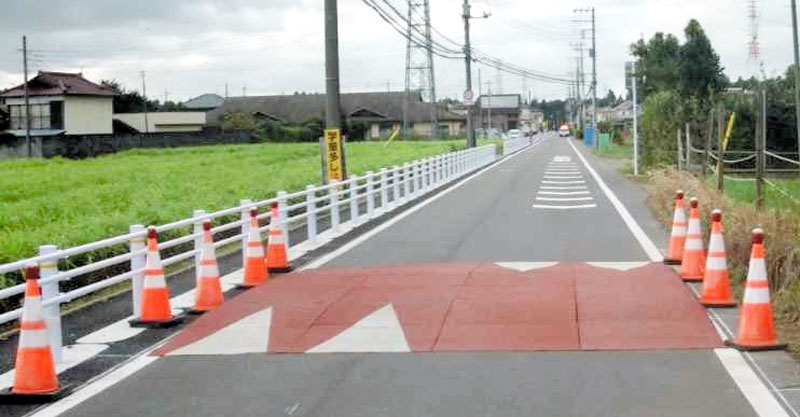 交通安全対策として八街市で行われた「ハンプ」と呼ばれる路面隆起の整備（県教委提供）