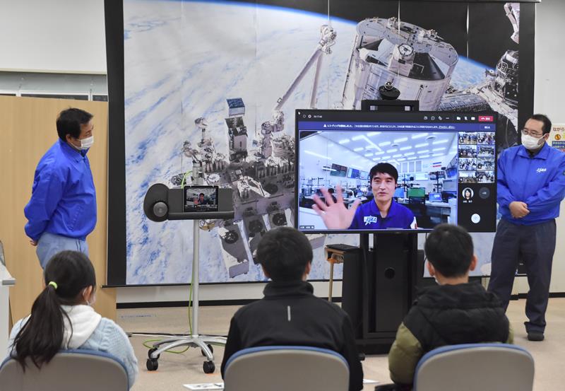 モニター越しに児童生徒の質問に答える大西宇宙飛行士＝勝浦市の勝浦宇宙通信所