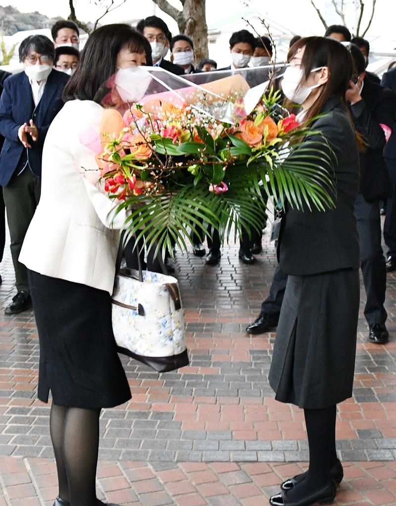 初登庁し職員から花束を受け取る平山氏(左)=8日、多古町役場
