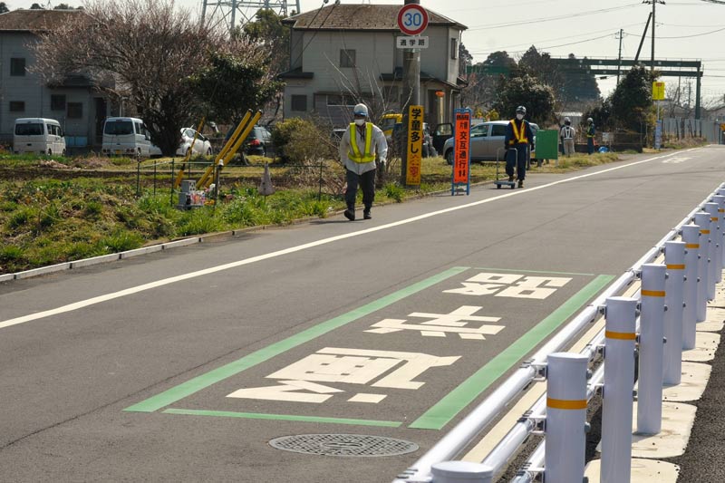 児童5人が死傷した事故現場の通学路。ガードパイプや外側線が設けられるなど安全対策が取られた=25日、八街市