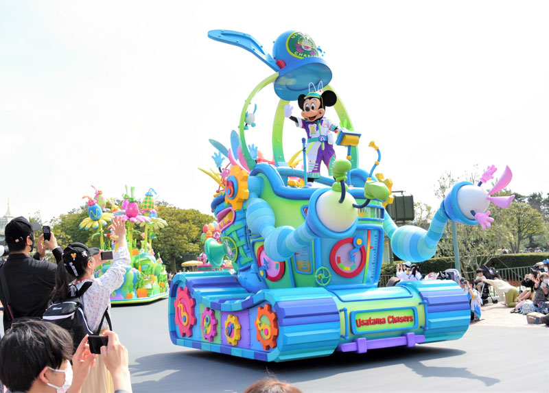 東京ディズニーランドで3年ぶりに開催された「ディズニー・イースター」のパレード「うさたま大脱走!」=31日、浦安市