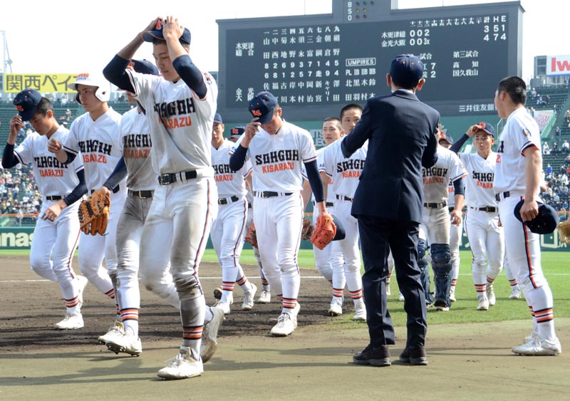 第94回選抜高校野球大会2回戦で敗れ悔しがる木更津総合ナイン=3月25日、甲子園