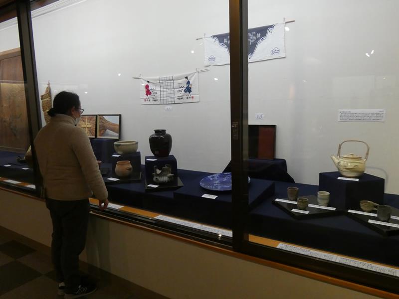 陶芸など「美」を感じるさまざまな逸品を展示した企画展「用の美」=睦沢町立歴史民俗資料館
