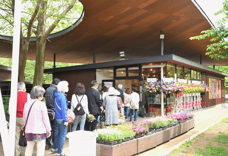 栄町が観光拠点と据え、地域住民の憩いの場にもなっている「ドラムの里」。コロナ禍で一時休止し、町内企業の協力で産直館を再開させた経験がある=4月21日