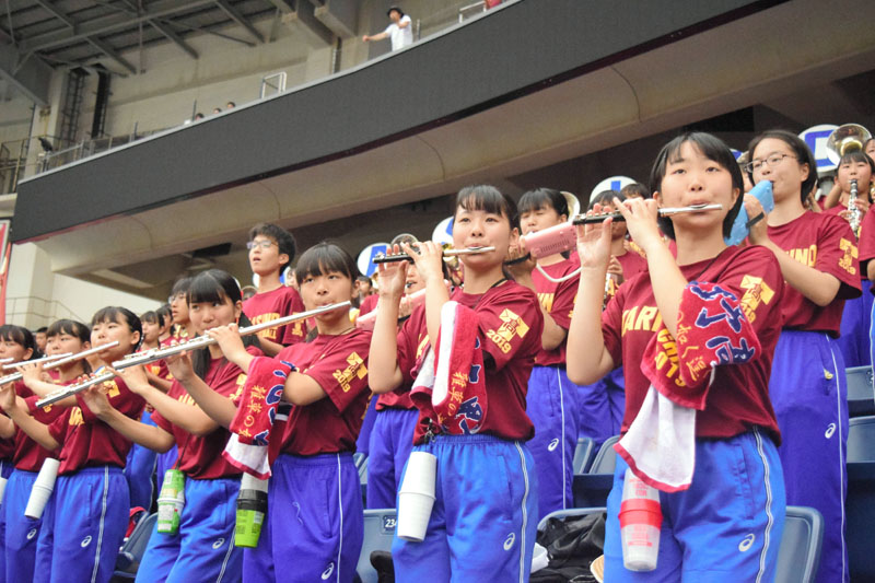 スタンドで演奏する市立習志野高校の吹奏楽部員。今夏はブラスバンドの応援も制限付きで認められる=2019年7月22日、千葉市美浜区のZOZOマリンスタジアム