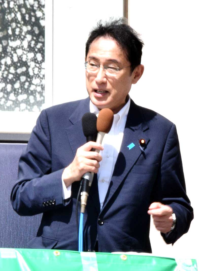 県内２カ所の演説会場を相次いで訪れ、参院選の争点の一つ「物価対策」について実績をアピールする岸田首相＝２４日、ＪＲ津田沼駅前