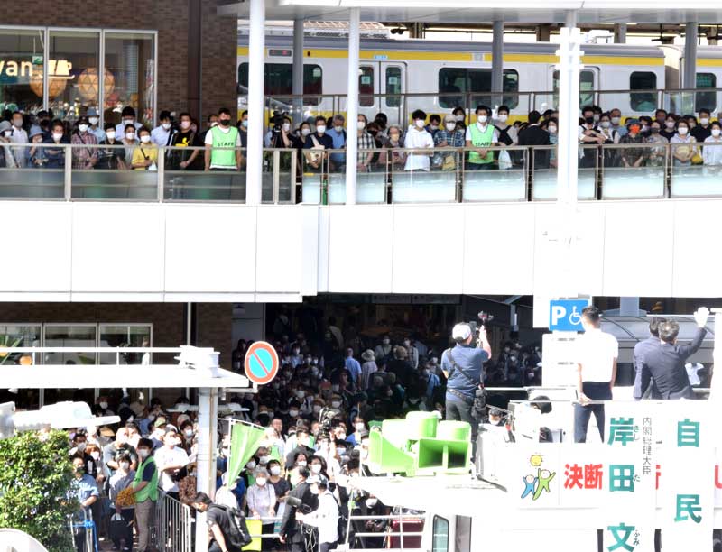 多くの聴衆が詰めかけたＪＲ船橋駅前＝２４日、船橋市