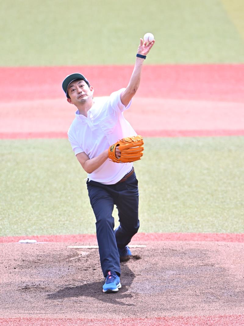 開幕戦の試合前に始球式を務めた熊谷俊人知事