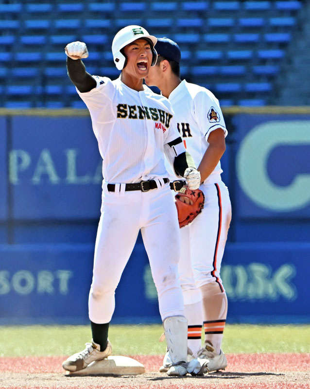 木更津総合─専大松戸 3回表専大松戸2死一、二塁、中越えに2点二塁打を放ち喜ぶ谷口=ZOZOマリン