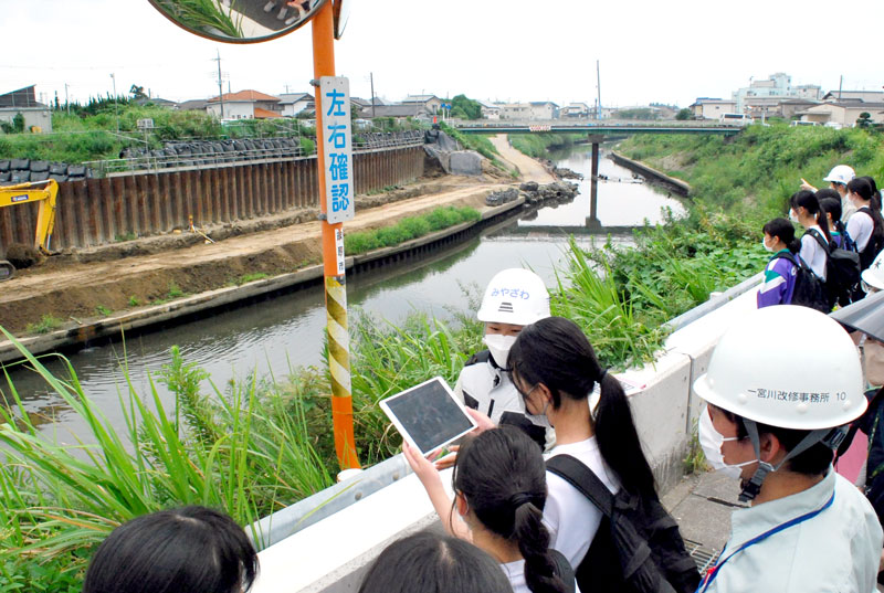 一宮川の河道改修工事を見学する長生中の生徒たち＝茂原市