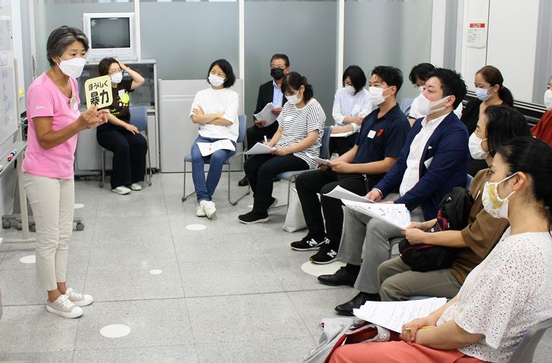 公開講座でCAPのプログラムについて説明する滝川代表(左)=千葉市美浜区の美浜保健福祉センター