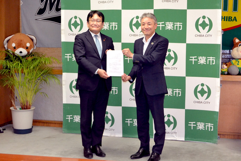 事業計画認定書の交付を受ける「Peace Deli」の石橋社長(右)=13日、千葉市役所