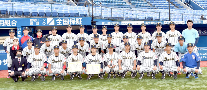横浜市長杯大学野球大会で準優勝した武道大ナイン。明治神宮大会に出場する=10日、横浜スタジアム