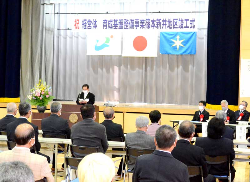 式辞を述べる鈴木理事長（左奥）＝横芝光町