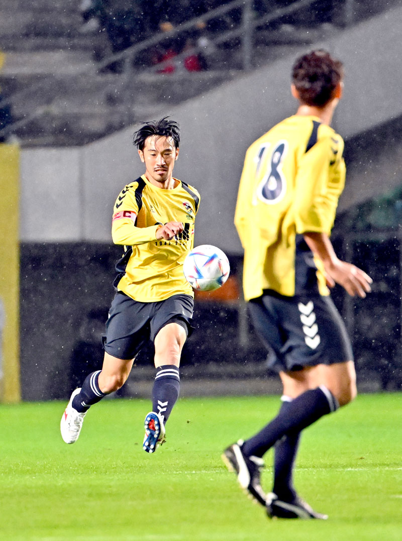 千葉OB―日本代表OB 前半、パスを出す千葉OBの阿部勇樹さん(左)=フクアリ