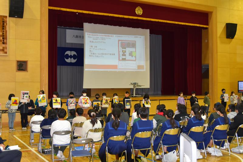 学習成果発表会でオリジナルの交通安全ピクトグラムを紹介する児童たち=1日、八街市の朝陽小学校
