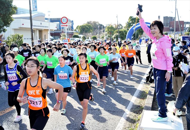 駆け出す中学生ランナーとスターターを務めた増田さん(右)=いすみ市