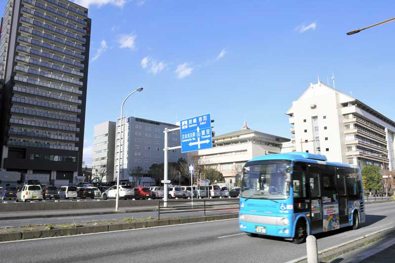 成田駅に近く観光客向けのホテルが立つ成田市役所周辺。子育て世代向けの住宅供給が課題となっている=14日