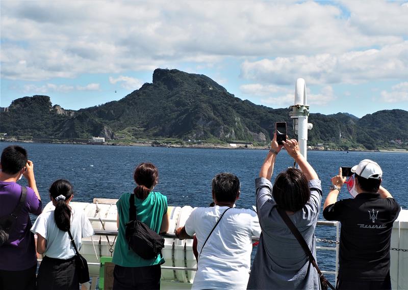 日本遺産候補地域として、洋上から鋸山の魅力に迫った特別クルーズ=9月、富津市