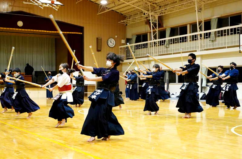 年越し稽古で竹刀の素振りをする剣士たち＝いすみ市