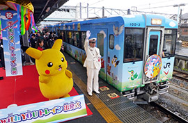 ピカチュウに見送られ出発するポケモン列車＝８日、ＪＲ銚子駅