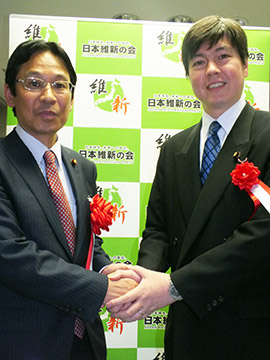 県内統一地方選で互いに選挙協力する方針を固めたみんなの党の水野幹事長（右）と日本維新の会の椎木衆院議員＝１９日、鎌ケ谷市