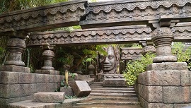 神殿の奥には一体何が…？（ちばとぴ編集部撮影）
