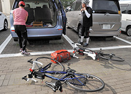 サンライズ九十九里に到着。愛車を積み下ろすサイクリスト