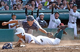 花巻東−専大松戸　４回表専大松戸１死一塁　４番原の当たりが相手守備の失策を誘い、一気に本塁に生還した岡本＝甲子園