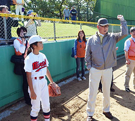 身ぶり手ぶりを加えながらアドバイスを送る長嶋さん(右)=3日、長嶋茂雄記念岩名球場