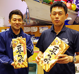 ニューヨーク店でも販売する予定の落花生菓子をアピールする諏訪専務(右)ら=千葉市若葉区の加曽利房の駅