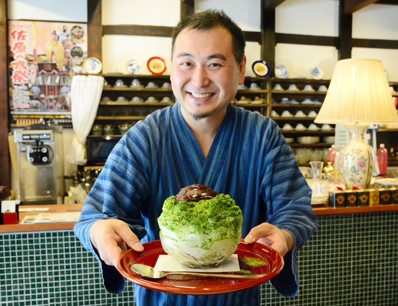 「宇治金時の御氷」を紹介する松本さん=香取市の茶屋花冠本店