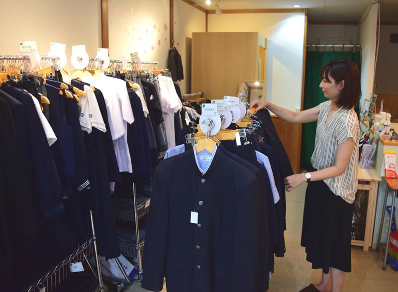リユース品の制服が陳列された店内=市川市