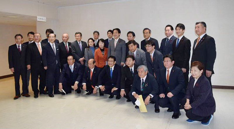 神谷氏支持を表明した市議ら=2020年12月25日、千葉市役所