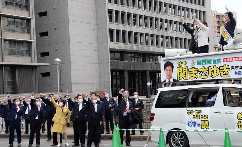 多くの自民党国会・地方議員が集まり、「総力戦」を印象付けた同党推薦候補・関氏（右上）の告示日街頭演説＝４日、千葉県庁前