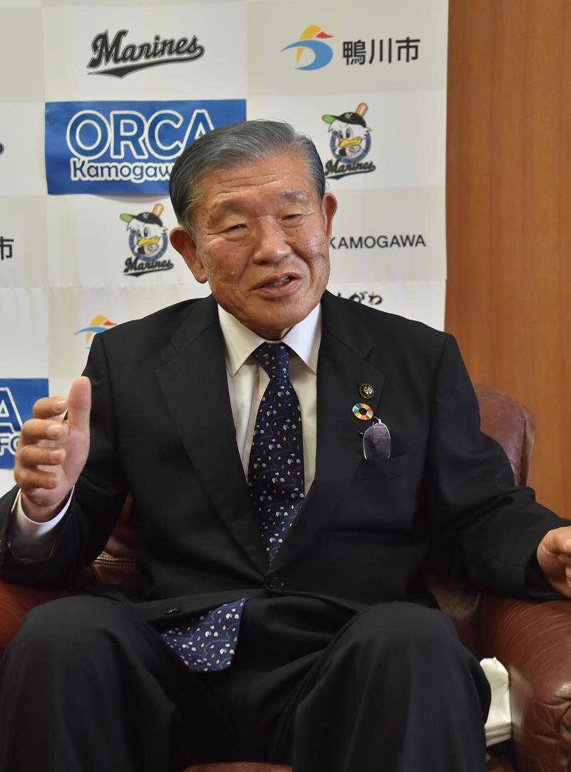 鴨川市の課題解決へのビジョンを説明する長谷川市長=同市役所