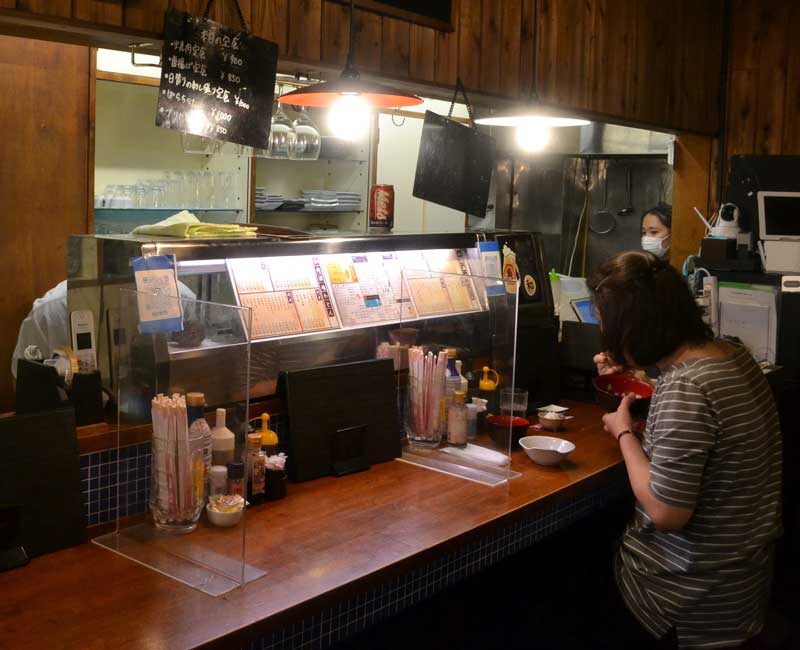 仕切り板が置かれた「和肉酒場わとん」店内=7日午後、同市中央区
