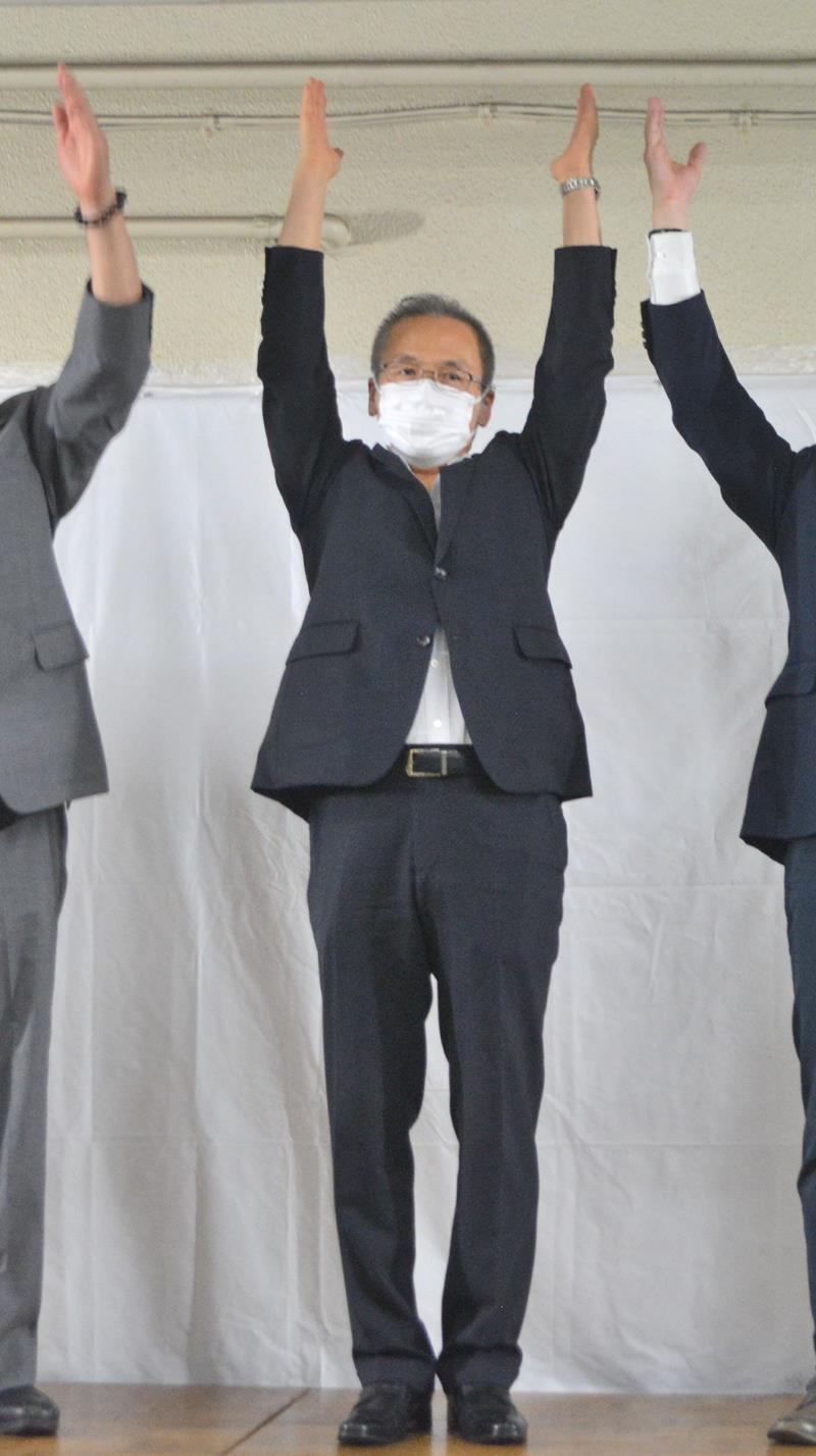 船橋市長選で３選を決め、陣営関係者と万歳に臨む松戸徹氏＝２０日夜、船橋市本町
